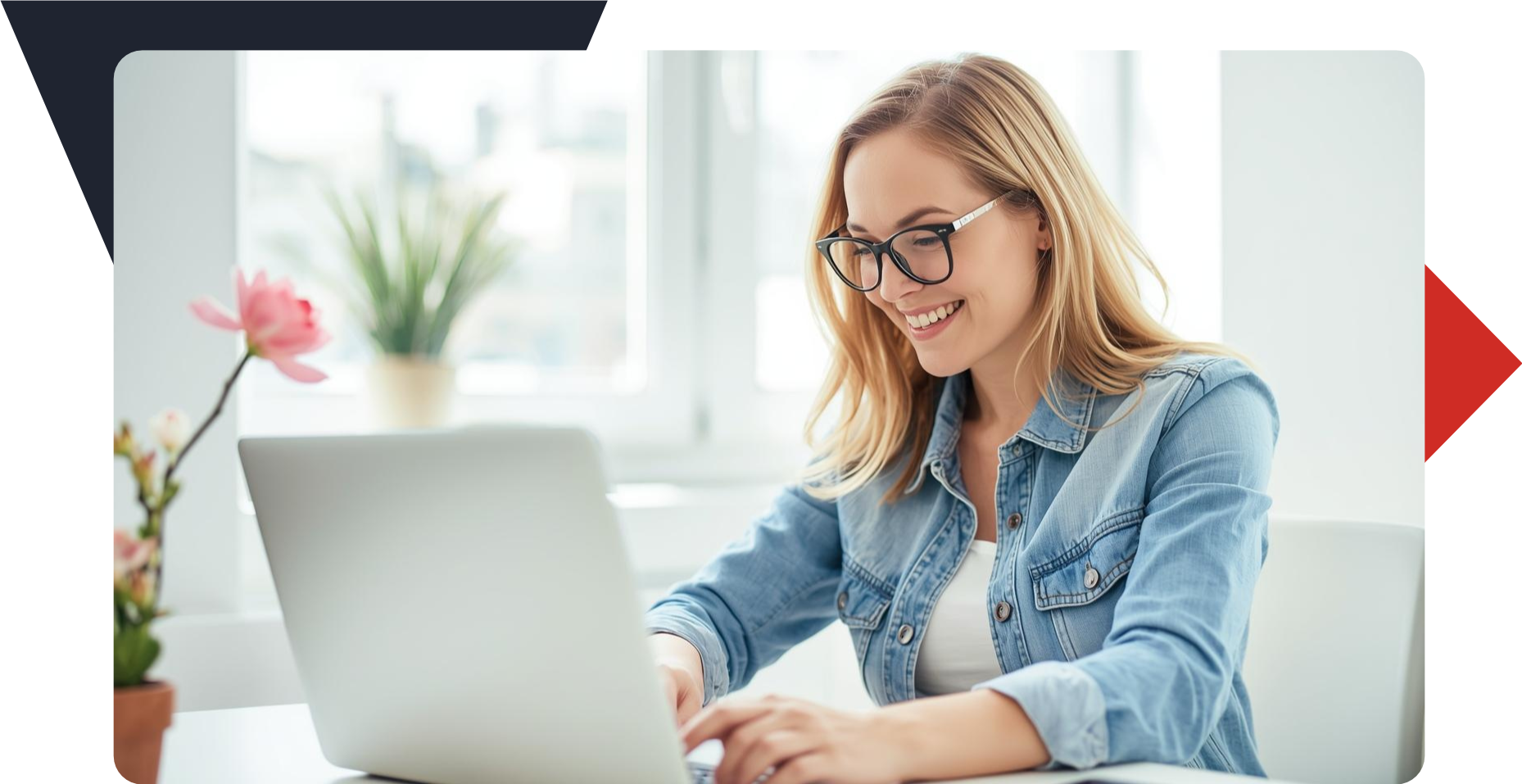 Kundin arbeitet zufrieden an der Website